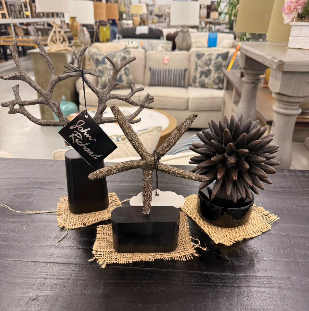 Home d&eacute;cor and gift items at 82 Outlet