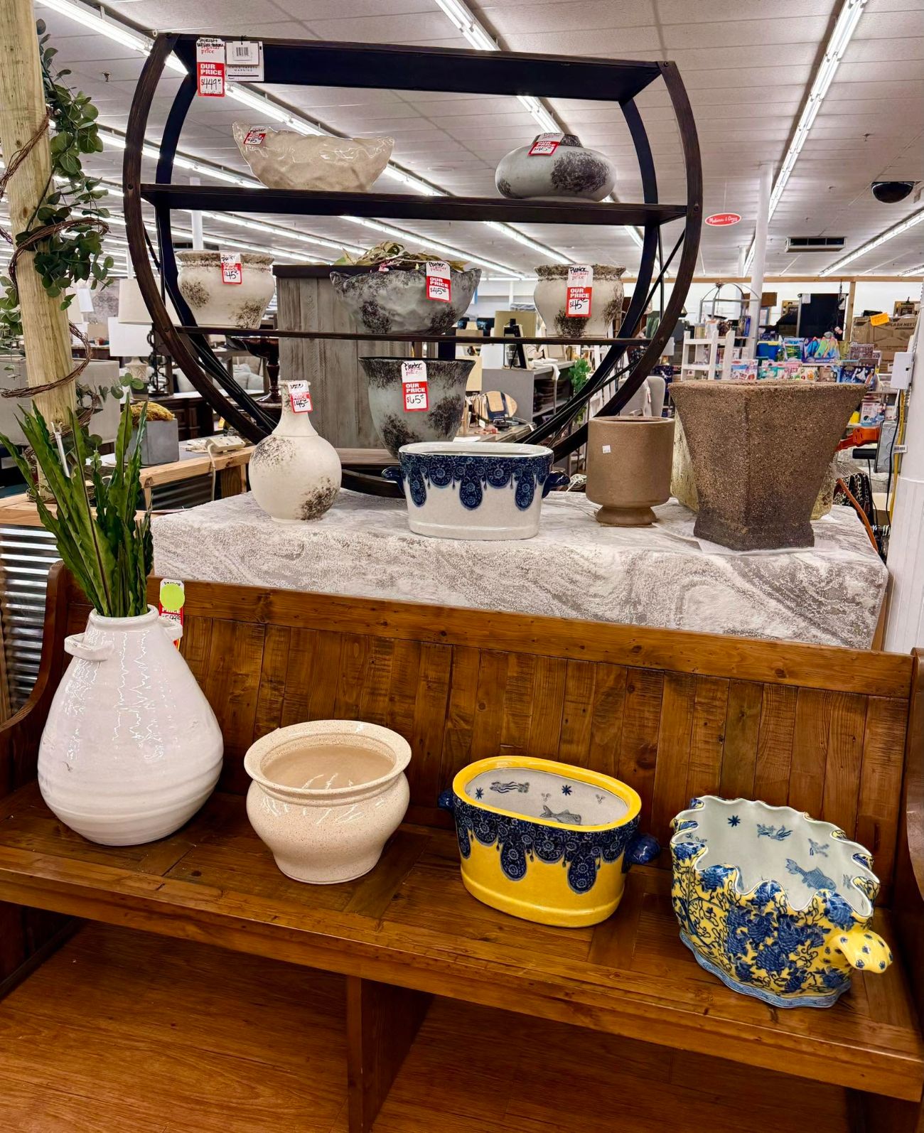 Home d&eacute;cor, vases and planters at 82 Outlet